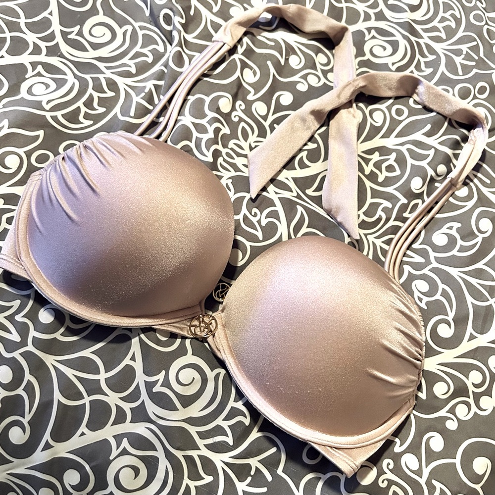 Victoria’s Secret up 2 cups swimsuit top 🤍